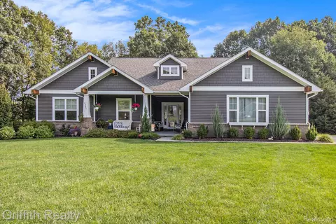 8285 Meadow Creek Ln, Pinckney, MI 48169