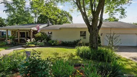 1442 Flamingo St, Wixom, MI 48393