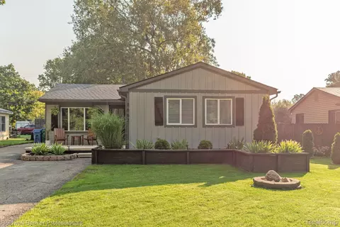 8667 Rushview Dr, Pinckney, MI 48169