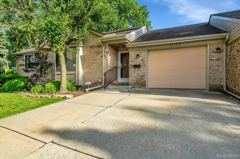 29150 Eastrose St, Roseville, MI 48066