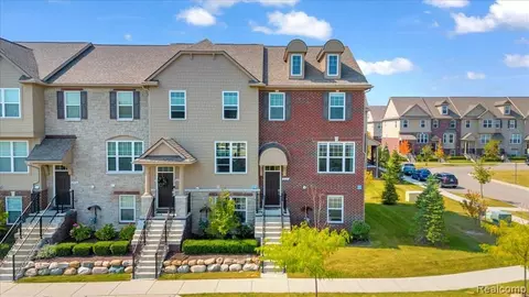 2968 Hartwick Dr, Rochester, MI 48307