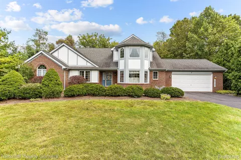 13081 Cove Ridge Dr, Green Oak, MI 48178