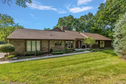 30985 Timberbrook Ln, Bingham Farms, MI 48025