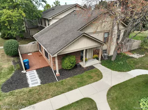 877 Lafayette Crt Ct, Rochester Hills, MI 48307