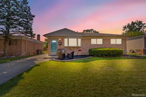 22014 Evergreen St, Saint Clair Shores, MI 48082