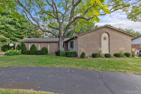 2006 Shewchenko Dr, Highland, MI 48356