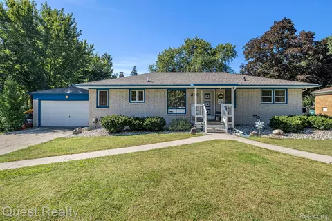 210 Circle Dr, Flushing, MI 48433