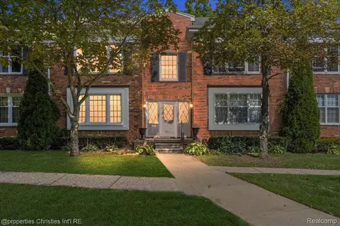 1450 Trailwoo Path #D, Bloomfield Township, MI 48301