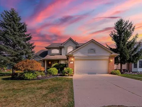 29052 Hearthstone Dr, Novi, MI 48377
