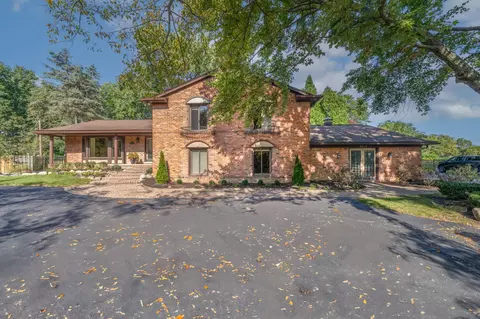 2610 Black Pine Trail Dr, Troy, MI 48098