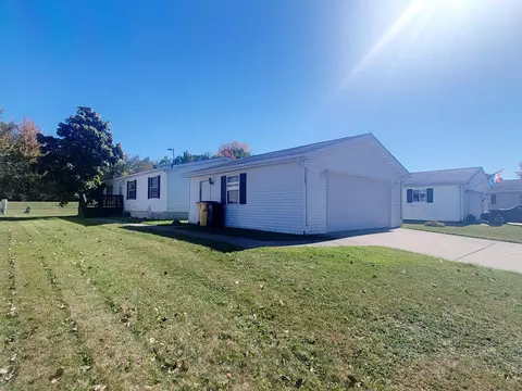 11367 N Lake Dr, Fenton, MI 48430