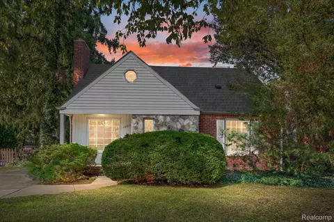 10814 Lasalle Blvd, Huntington Woods, MI 48070
