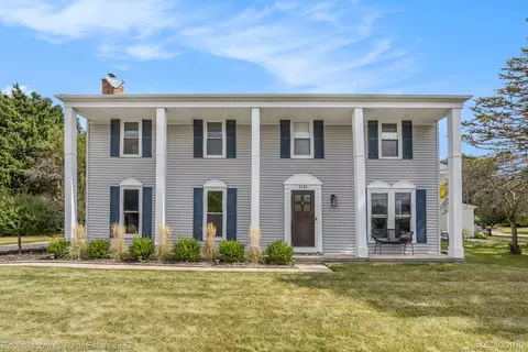 1142 Barneswood Ln, Rochester Hills, MI 48306
