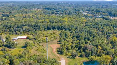 000 Donovan Dr, White Lake, MI 48383