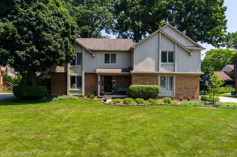 25328 Surrey Ln, Farmington Hills, MI 48335