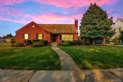 8001 Pinehurst St, Detroit, MI 48204
