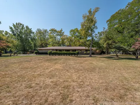 915 Red Mill Dr, Tecumseh, MI 49286
