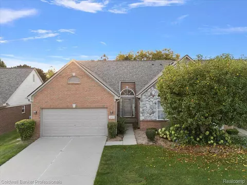 3831 Arbor Dr, Auburn Hills, MI 48326