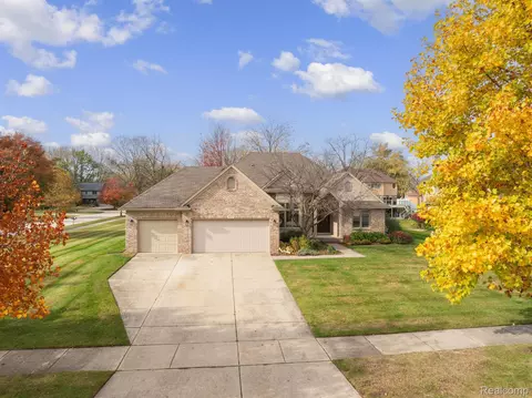 677 Amberwood Crt Ct, Troy, MI 48085