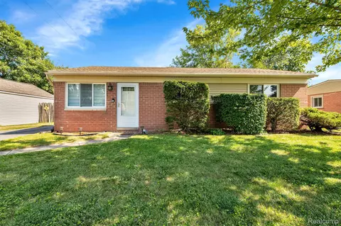 9405 Hazel St, Taylor, MI 48180