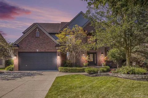 1316 Ross Ln, Rochester, MI 48306