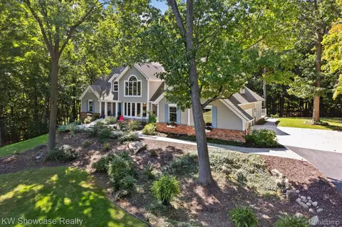 1350 Huntcliff, Milford, MI 48380