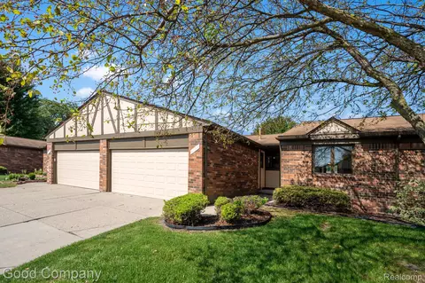 4733 N Grand Oaks Dr, Warren, MI 48092