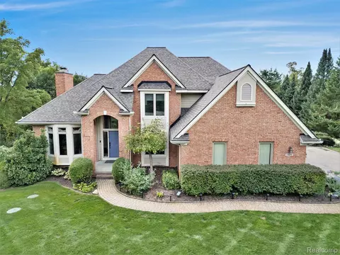 2485 Scenic Meadows Crt Ct, Brandon, MI 48462