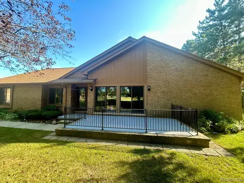2168 London Bridge Dr, Rochester Hills, MI 48307