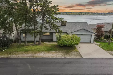 1015 River Rd N, St. Clair, MI 48079