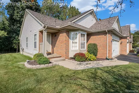5852 Augusta Ln, Grand Blanc, MI 48439