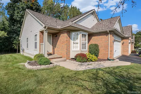 5852 Augusta Ln, Holly, MI 48442