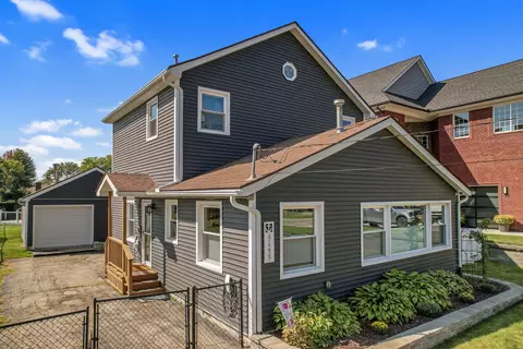 41235 Belvidere St, Harrison, MI 48045