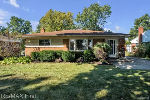 29169 Roan Dr, Warren, MI 48093