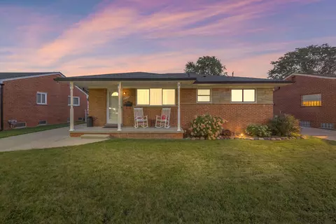 27250 W Crestmont St, Roseville, MI 48066