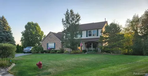 2328 Chestnut Cir, Lake Orion, MI 48360