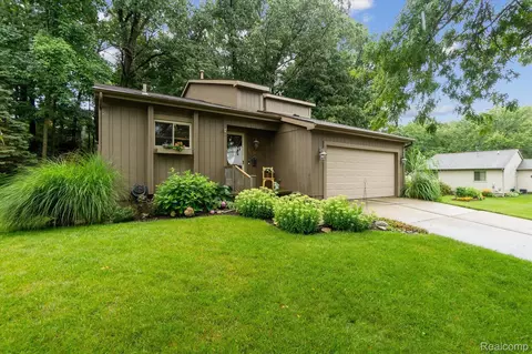 589 Oak Ridge Dr, Brighton, MI 48116