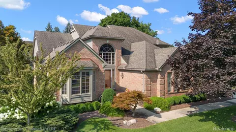 12349 Woodlands Crt Ct, Plymouth, MI 48170