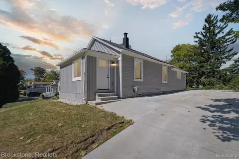 492 Colorado Ave, Pontiac, MI 48341