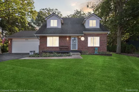 304 Teggerdine Rd, White Lake, MI 48386