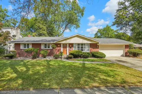 34112 Grove Dr, Livonia, MI 48154