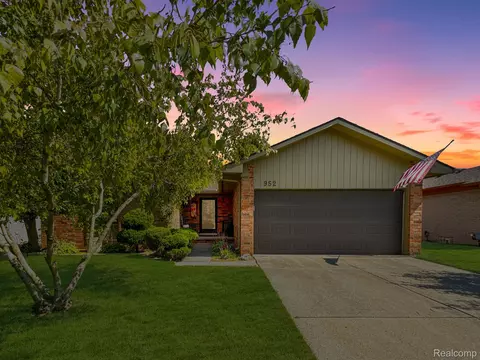 952 Milverton Dr, Troy, MI 48083
