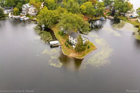 250 Oak Island Dr, Wolverine Lake, MI 48390