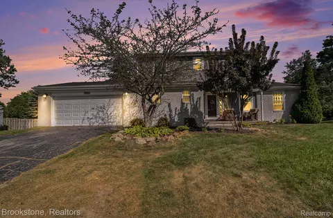 3952 Taggett Lake Dr, Highland, MI 48357