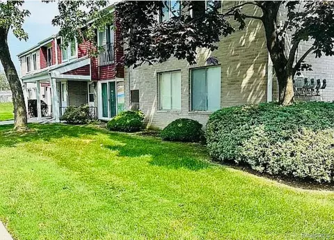 208 Sunset Ln, Saint Clair Shores, MI 48082
