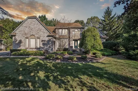 770 Lakewood Dr, Rochester Hills, MI 48309
