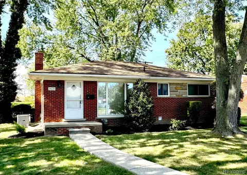 29220 Elmwood Crt Ct, Saint Clair Shores, MI 48081