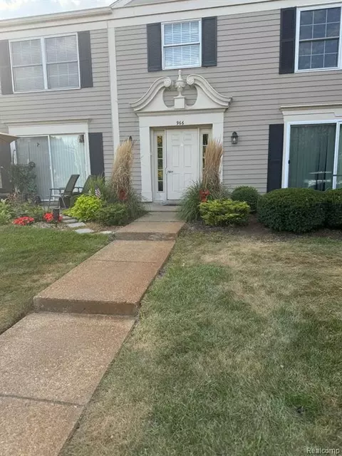 966 Bloomfield Village Blvd #B, Auburn Hills, MI 48326