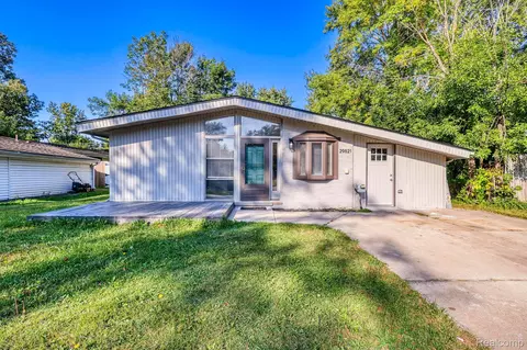 29821 Fairfax St, Southfield, MI 48076