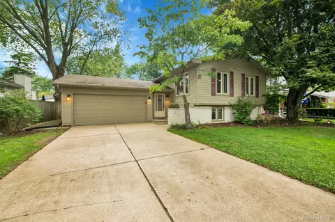 267 Armitage Dr, Monroe, MI 48162